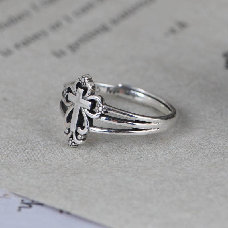 Anillo Ornamental de Cruz Estilo Catedral en Plata Esterlina con Scrolls Florales