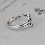 Anillo Ornamental de Cruz Estilo Catedral en Plata Esterlina con Scrolls Florales