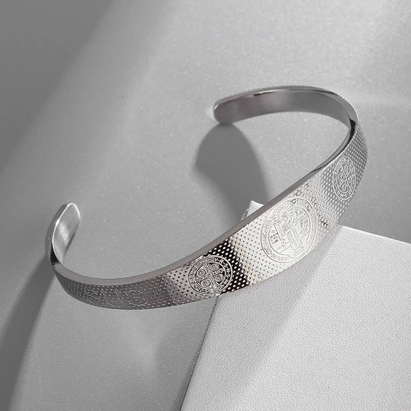 Pulsera Cuff de Paz y Protección de San Benito en Dorado y Plateado