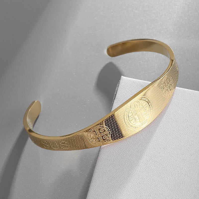 Pulsera Cuff de Paz y Protección de San Benito en Dorado y Plateado