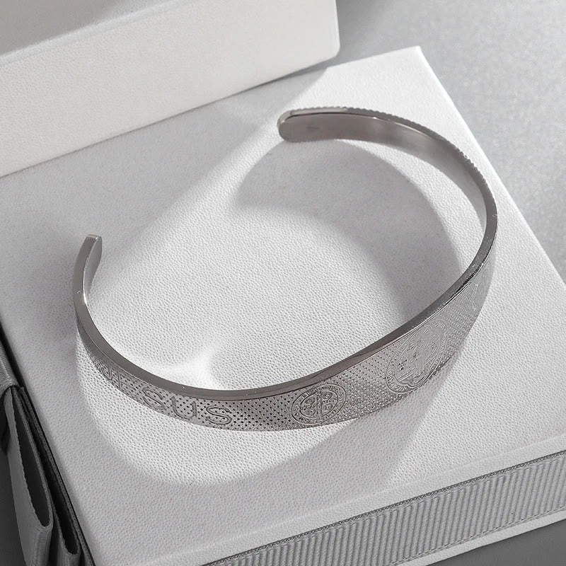 Pulsera Cuff de Paz y Protección de San Benito en Dorado y Plateado