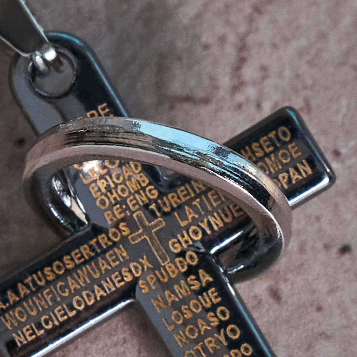 Collar con Colgante de Cruz de Anillo Interconectado: Estilo Audaz, Significado Sagrado