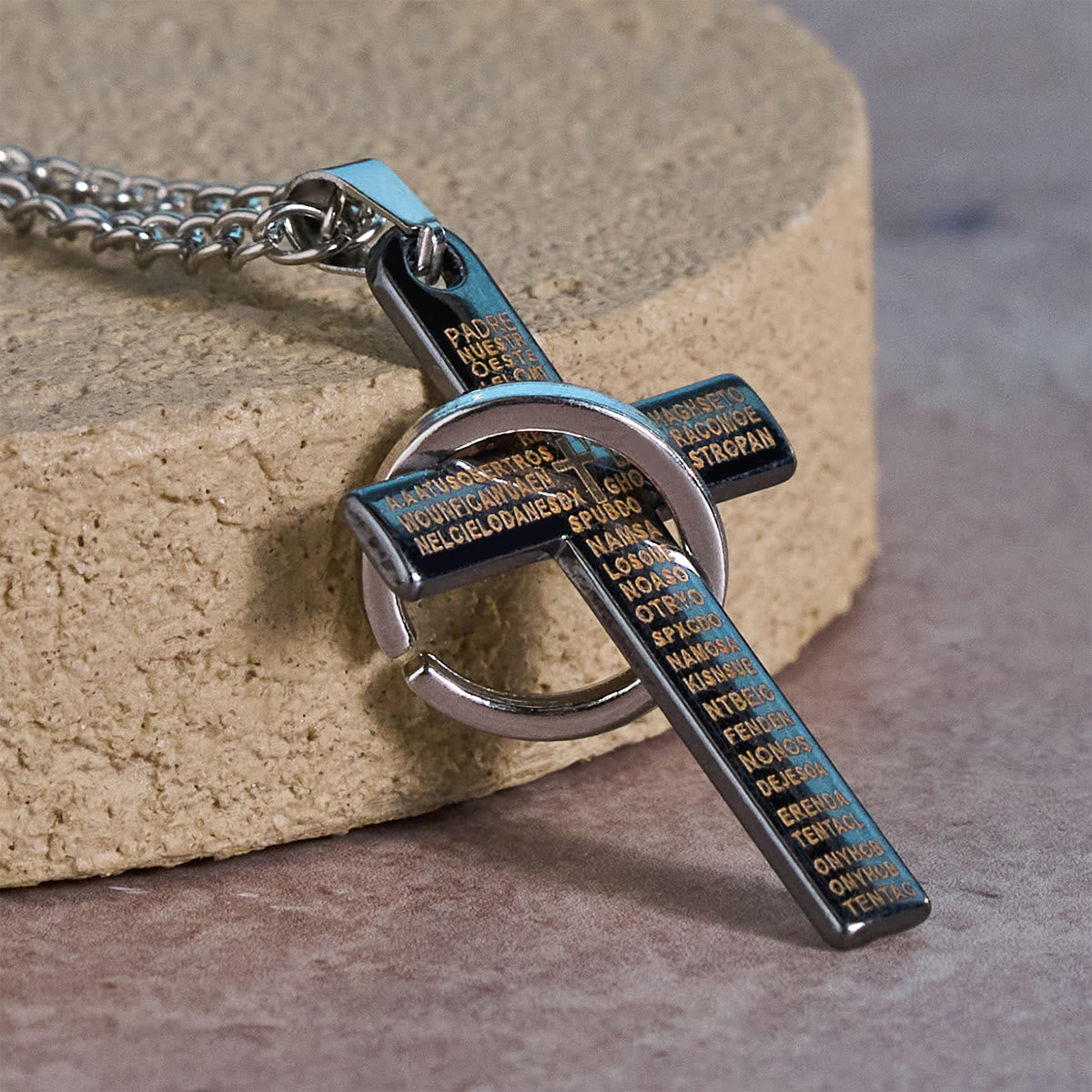 Collar con Colgante de Cruz de Anillo Interconectado: Estilo Audaz, Significado Sagrado