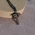 Collar con Colgante de Cruz de Anillo Interconectado: Estilo Audaz, Significado Sagrado