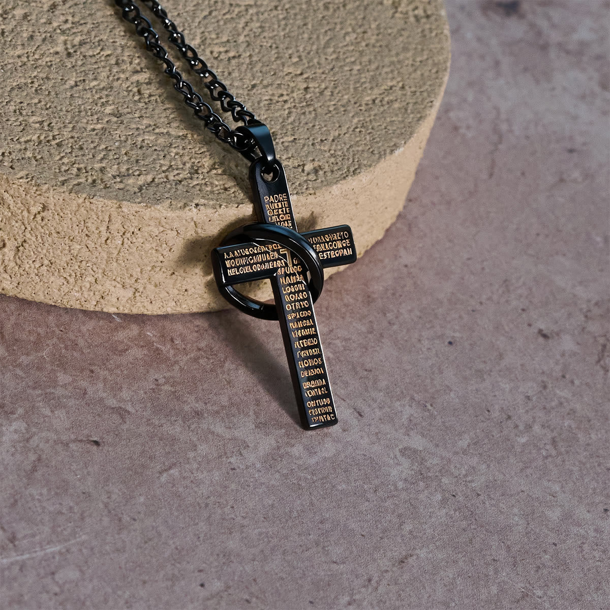 Collar con Colgante de Cruz de Anillo Interconectado: Estilo Audaz, Significado Sagrado