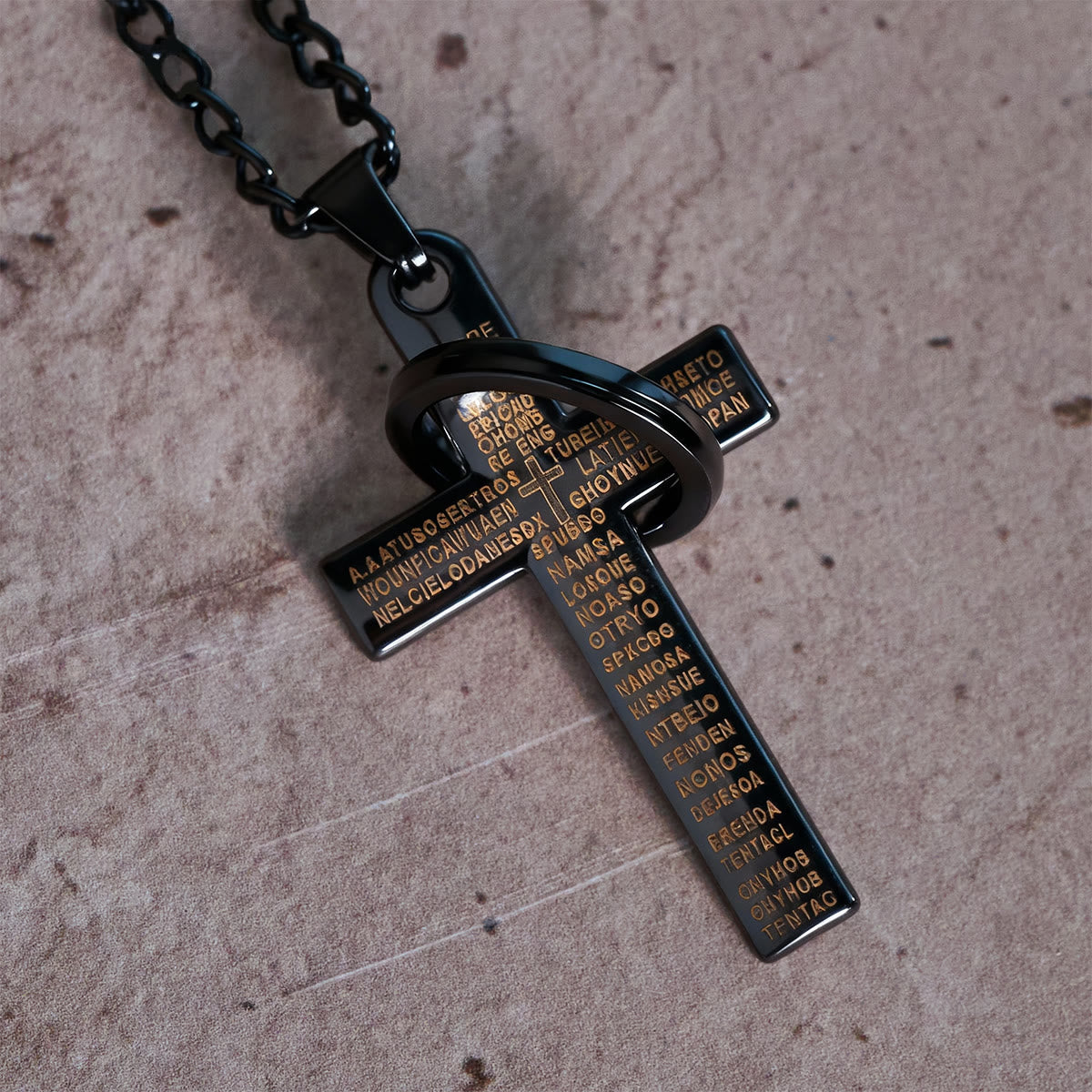 Collar con Colgante de Cruz de Anillo Interconectado: Estilo Audaz, Significado Sagrado