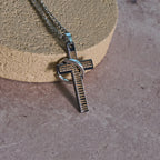 Collar con Colgante de Cruz de Anillo Interconectado: Estilo Audaz, Significado Sagrado
