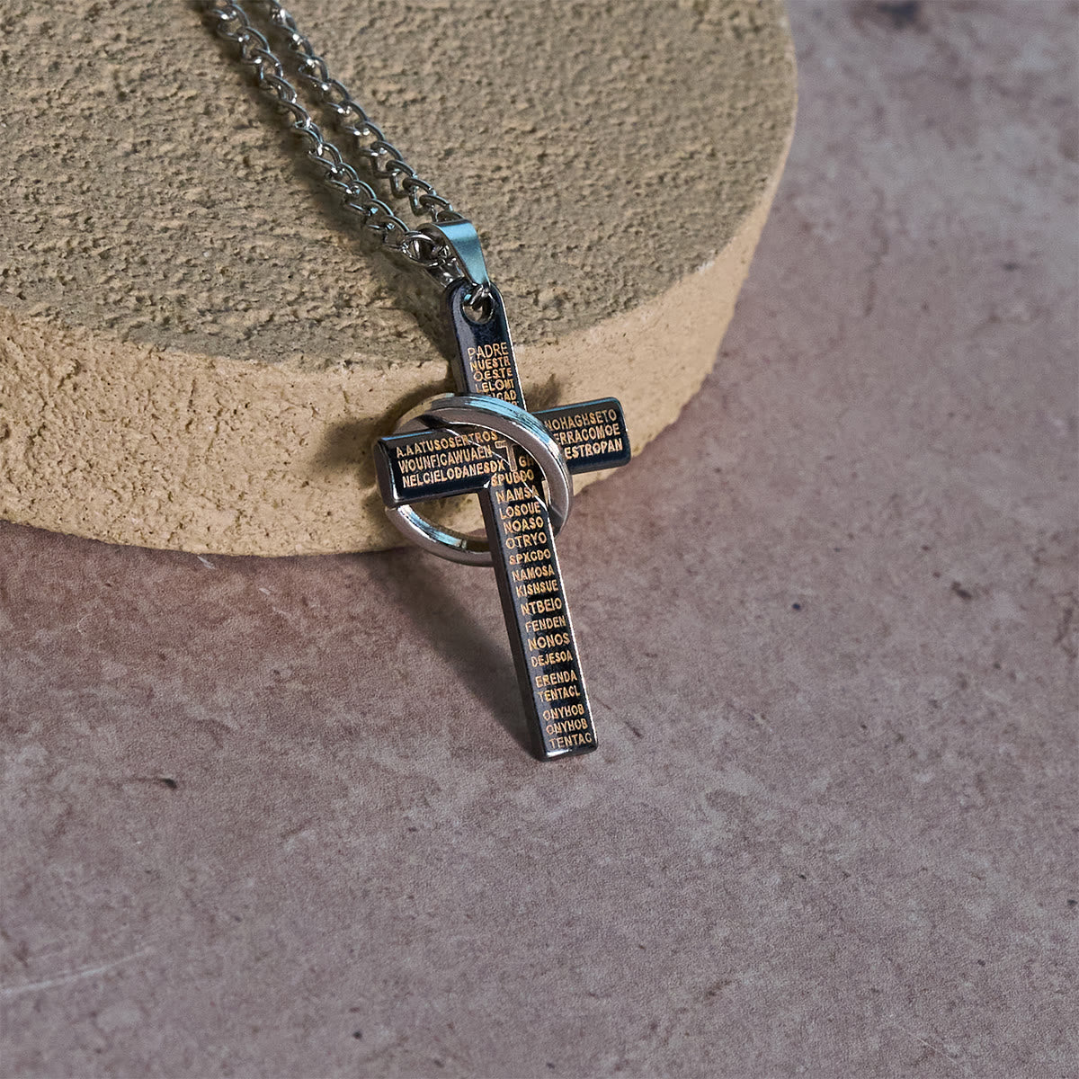 Collar con Colgante de Cruz de Anillo Interconectado: Estilo Audaz, Significado Sagrado