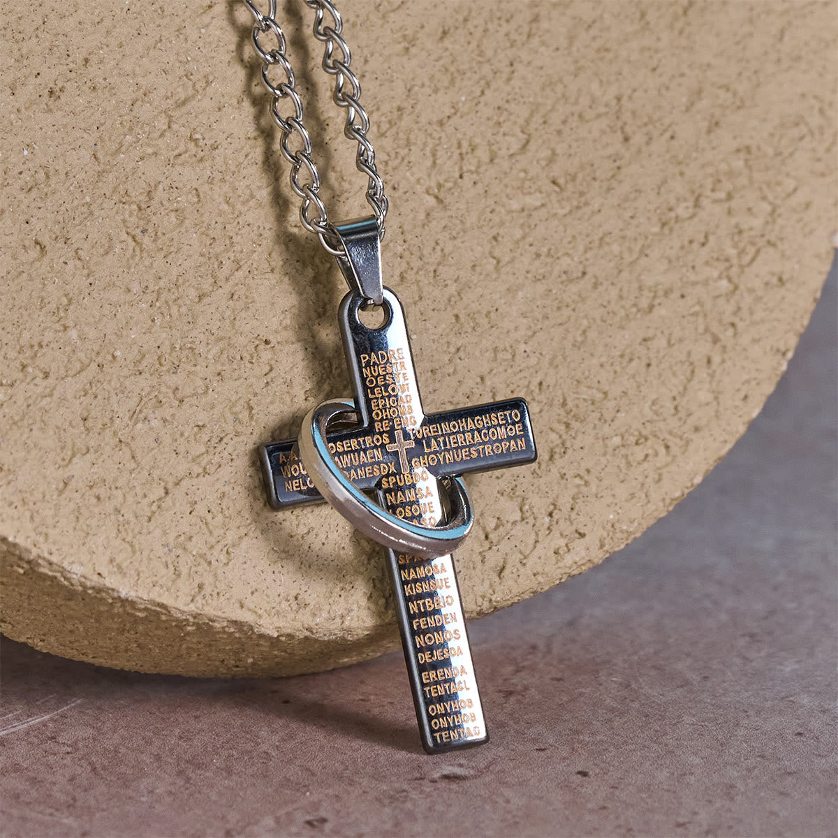 Collar con Colgante de Cruz de Anillo Interconectado: Estilo Audaz, Significado Sagrado