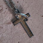 Collar con Colgante de Cruz de Anillo Interconectado: Estilo Audaz, Significado Sagrado