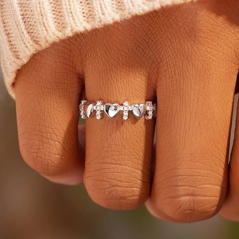 Anillo de Fe con Corazón y Circonitas: Elegancia Minimalista con Significado Espiritual