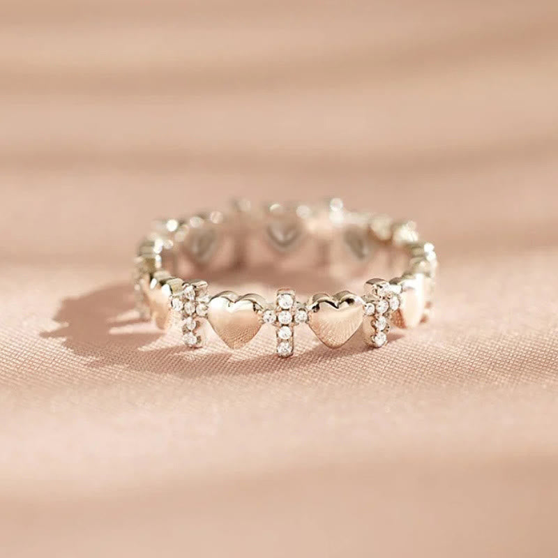 Anillo de Fe con Corazón y Circonitas: Elegancia Minimalista con Significado Espiritual