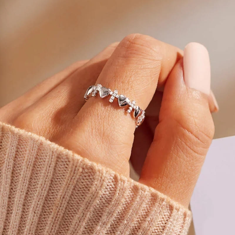 Anillo de Fe con Corazón y Circonitas: Elegancia Minimalista con Significado Espiritual