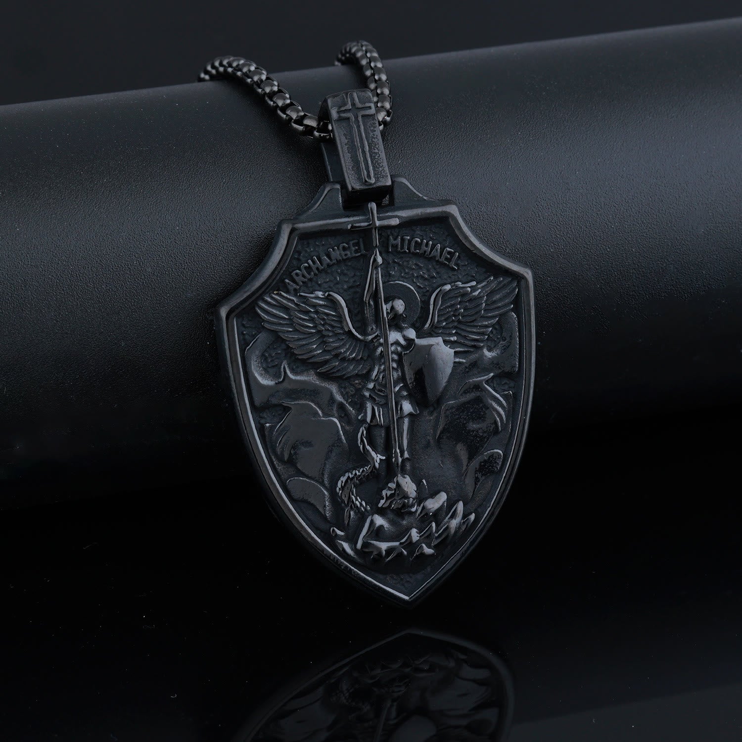 Colgante en Forma de Escudo del Arcángel Miguel: Fe y Protección para el Uso Diario