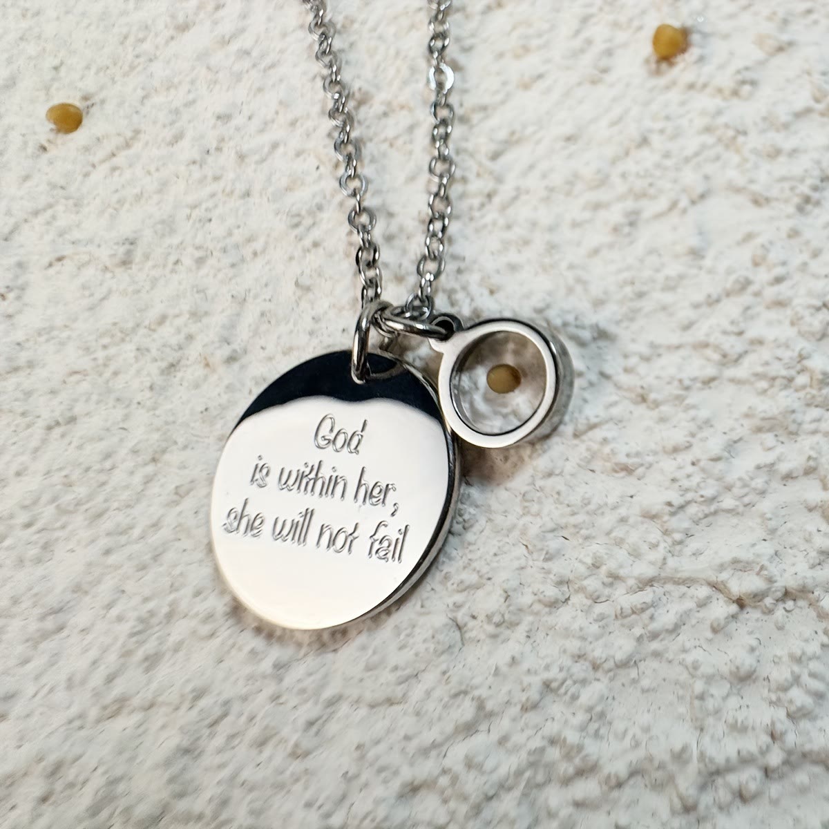 Collar de Fe de Semilla de Mostaza: Estilo Impulsado por la Creencia para Todos los Días