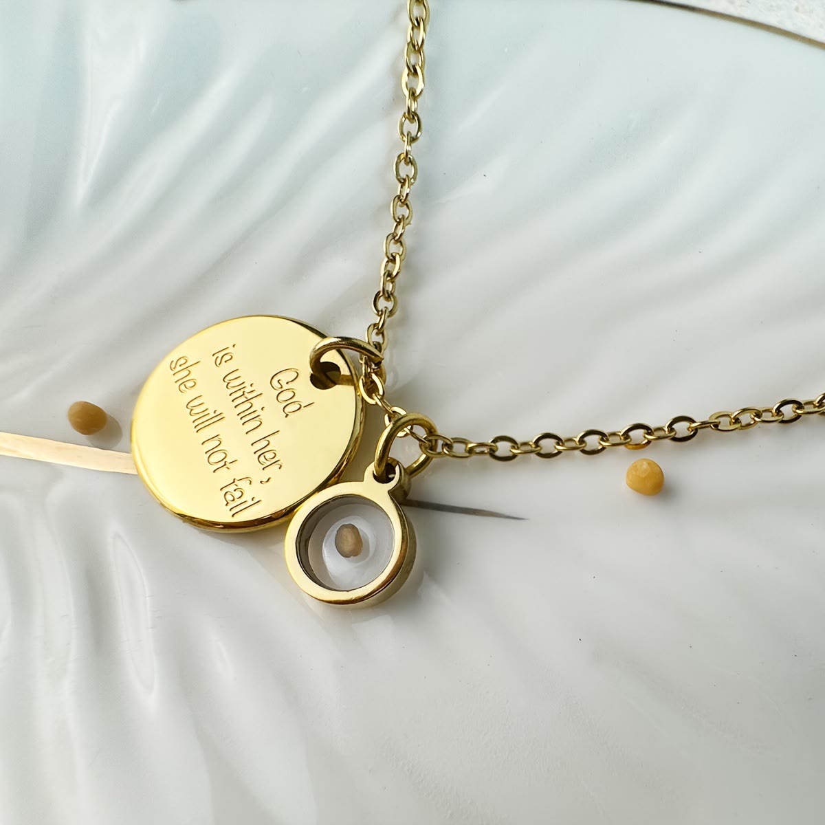 Collar de Fe de Semilla de Mostaza: Estilo Impulsado por la Creencia para Todos los Días