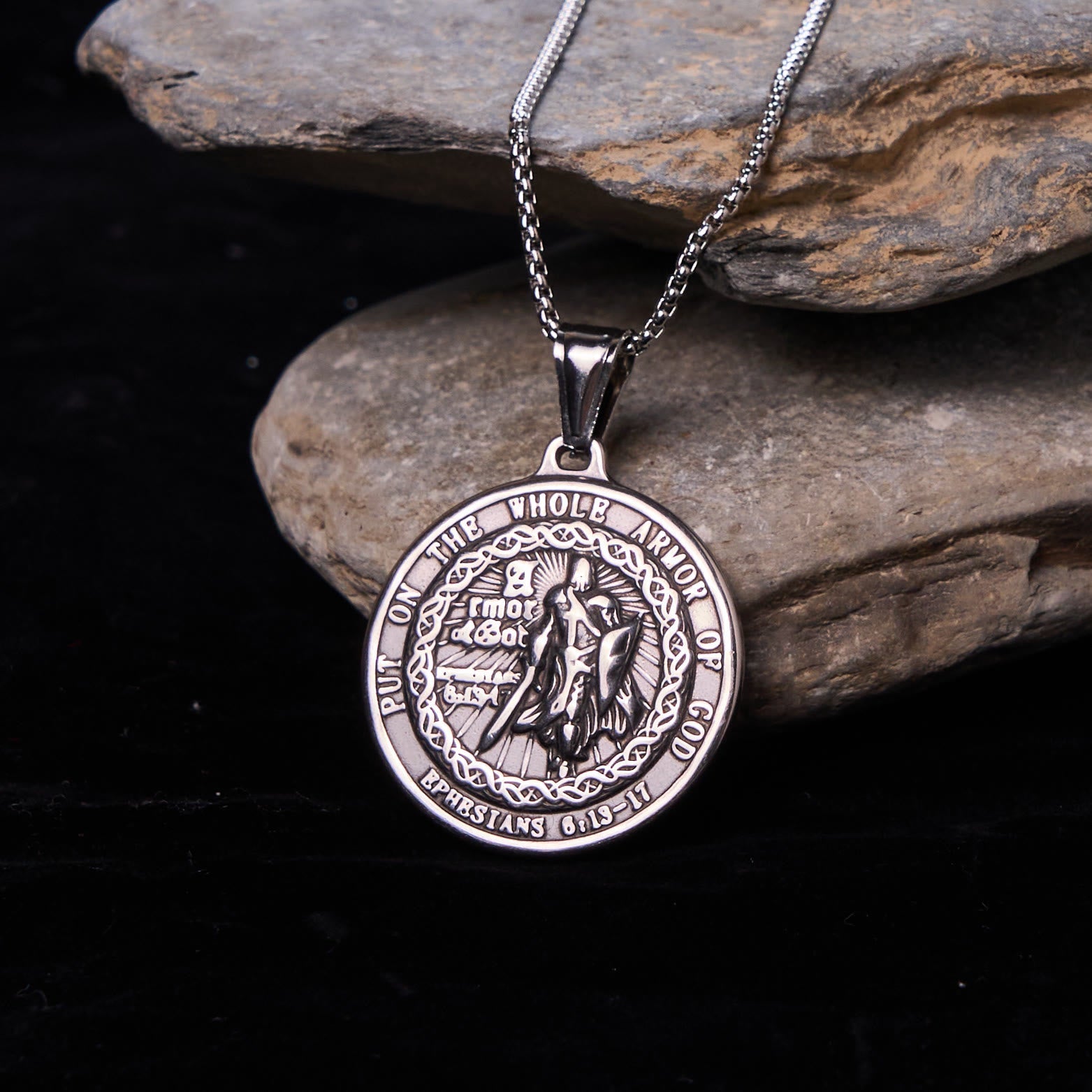 Colgante de Armadura de Dios: Protección Espiritual y Devoción Atemporal