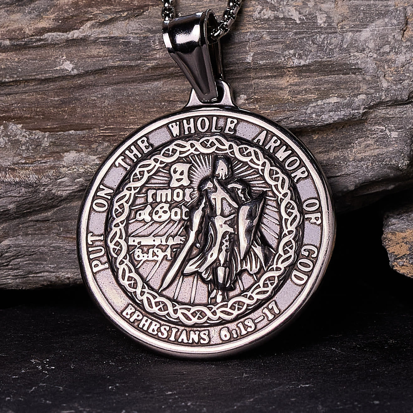 Colgante de Armadura de Dios: Protección Espiritual y Devoción Atemporal