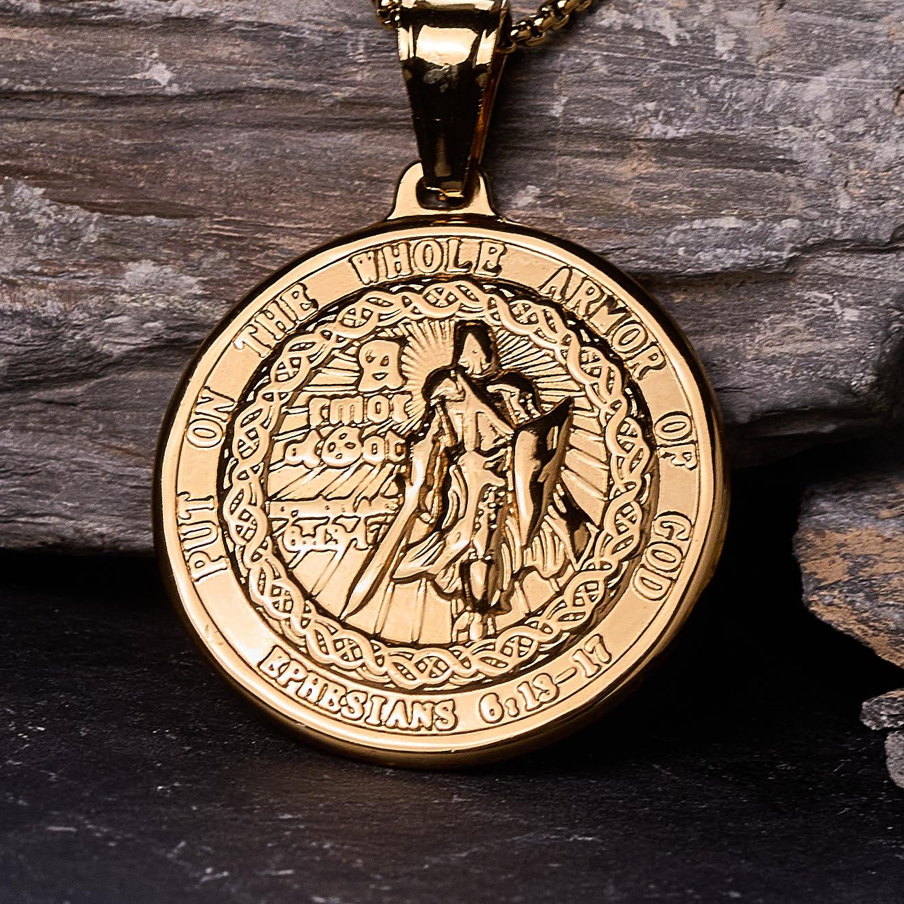 Colgante de Armadura de Dios: Protección Espiritual y Devoción Atemporal
