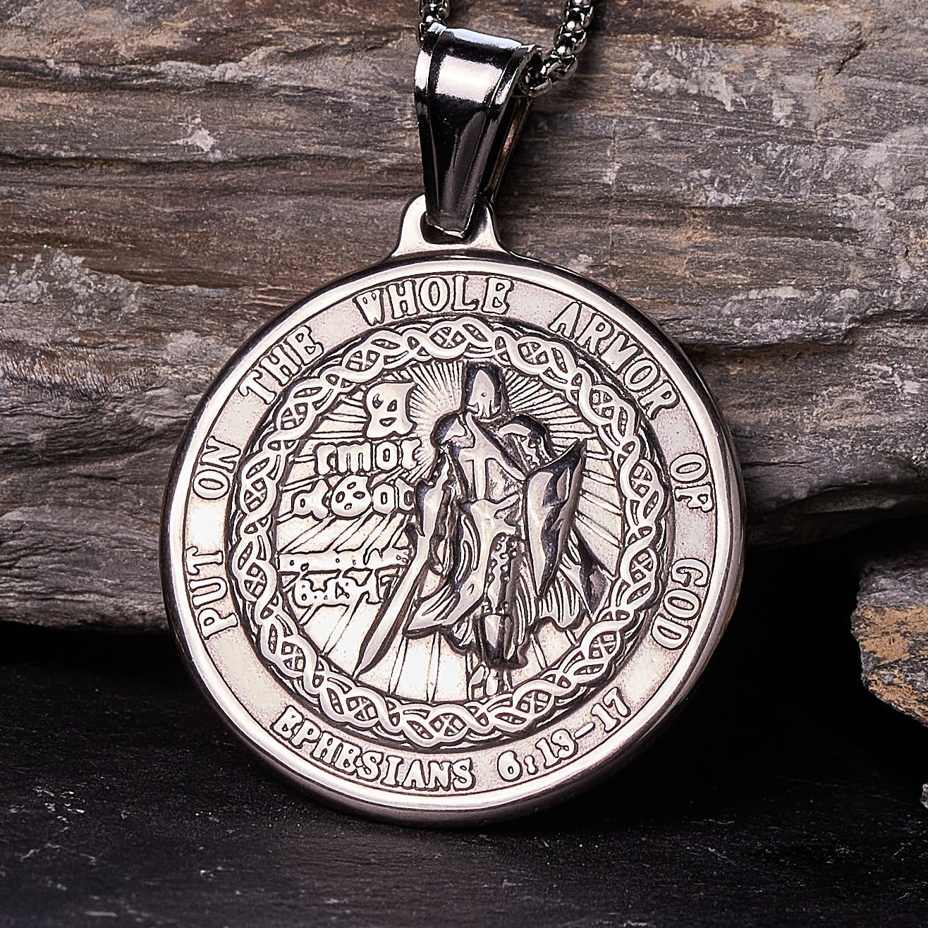 Colgante de Armadura de Dios: Protección Espiritual y Devoción Atemporal
