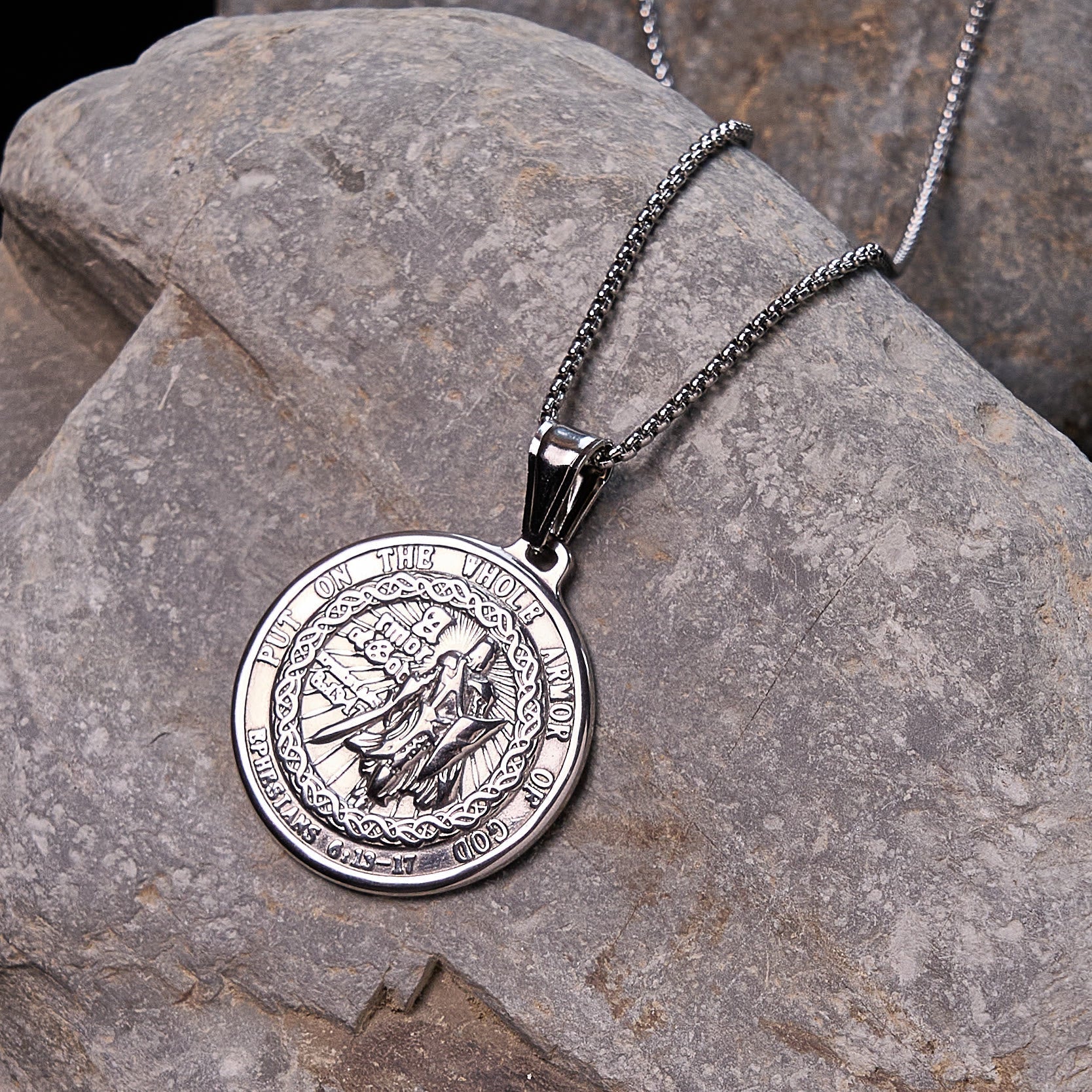 Colgante de Armadura de Dios: Protección Espiritual y Devoción Atemporal
