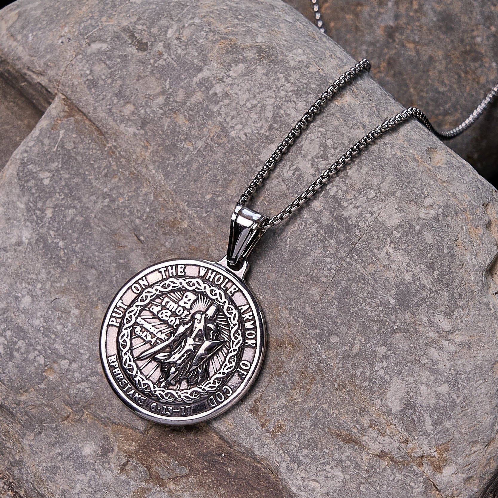 Colgante de Armadura de Dios: Protección Espiritual y Devoción Atemporal