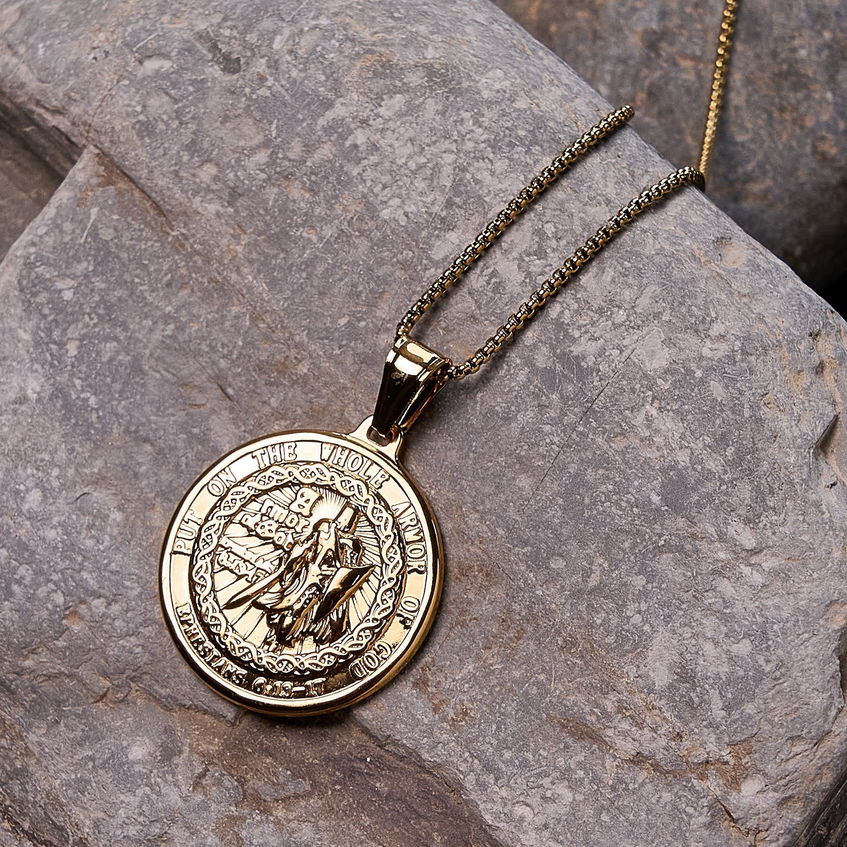 Colgante de Armadura de Dios: Protección Espiritual y Devoción Atemporal