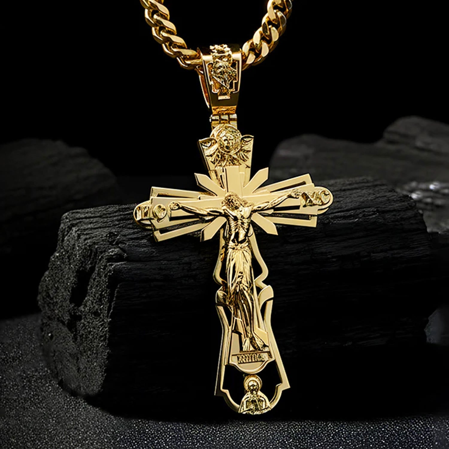 Collar de Cruz Cristiana: Historia Sacrificial y Adorno Atemporal
