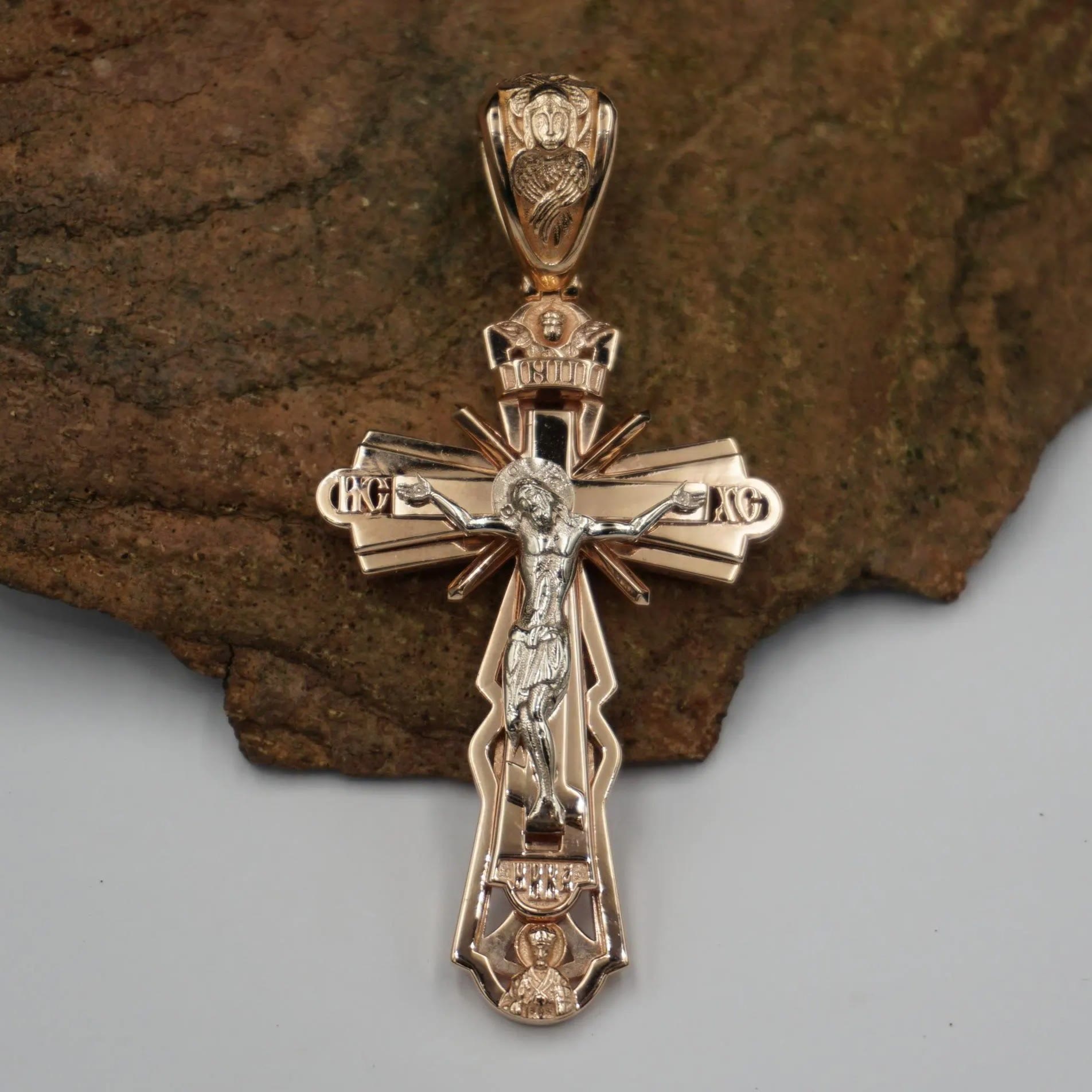 Collar de Cruz Cristiana: Historia Sacrificial y Adorno Atemporal