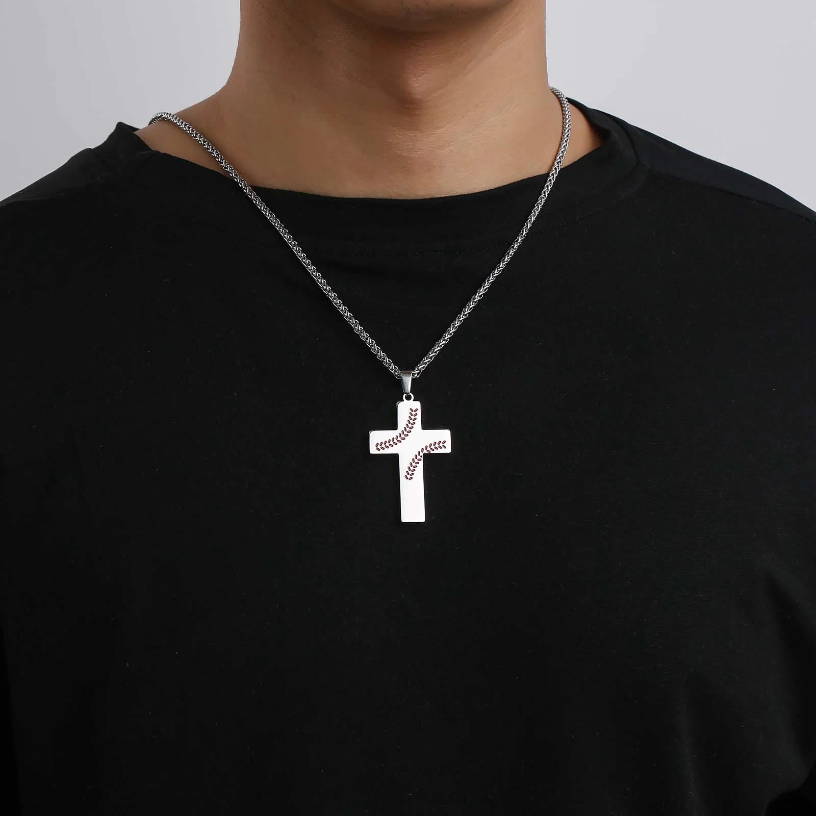 Collar Cruz con Costura de Béisbol: Devoción Atlética y Cita Inspiradora