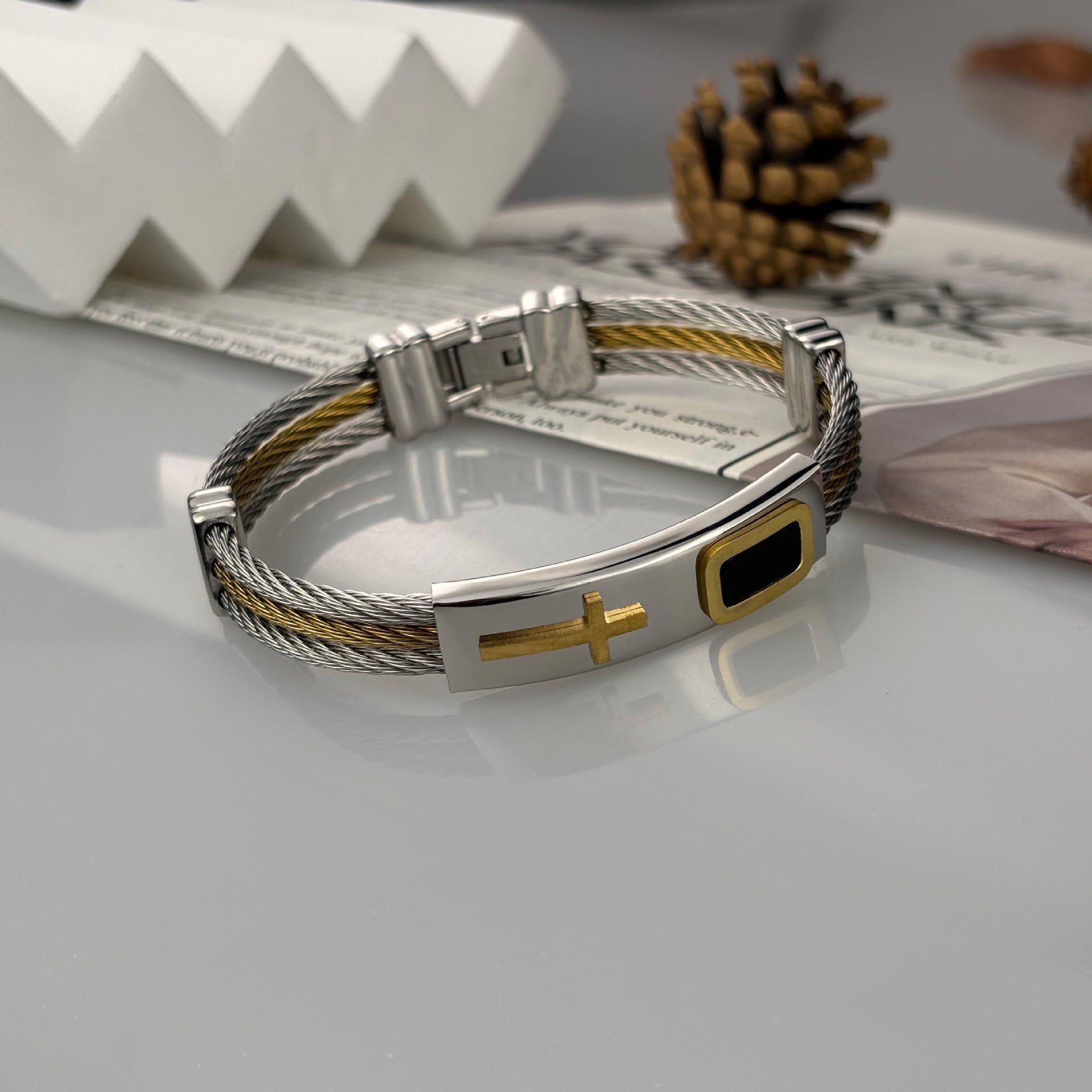 Pulsera de Cable Cruzado Multicolor: Estilo Impulsado por la Fe y Devoción Duradera