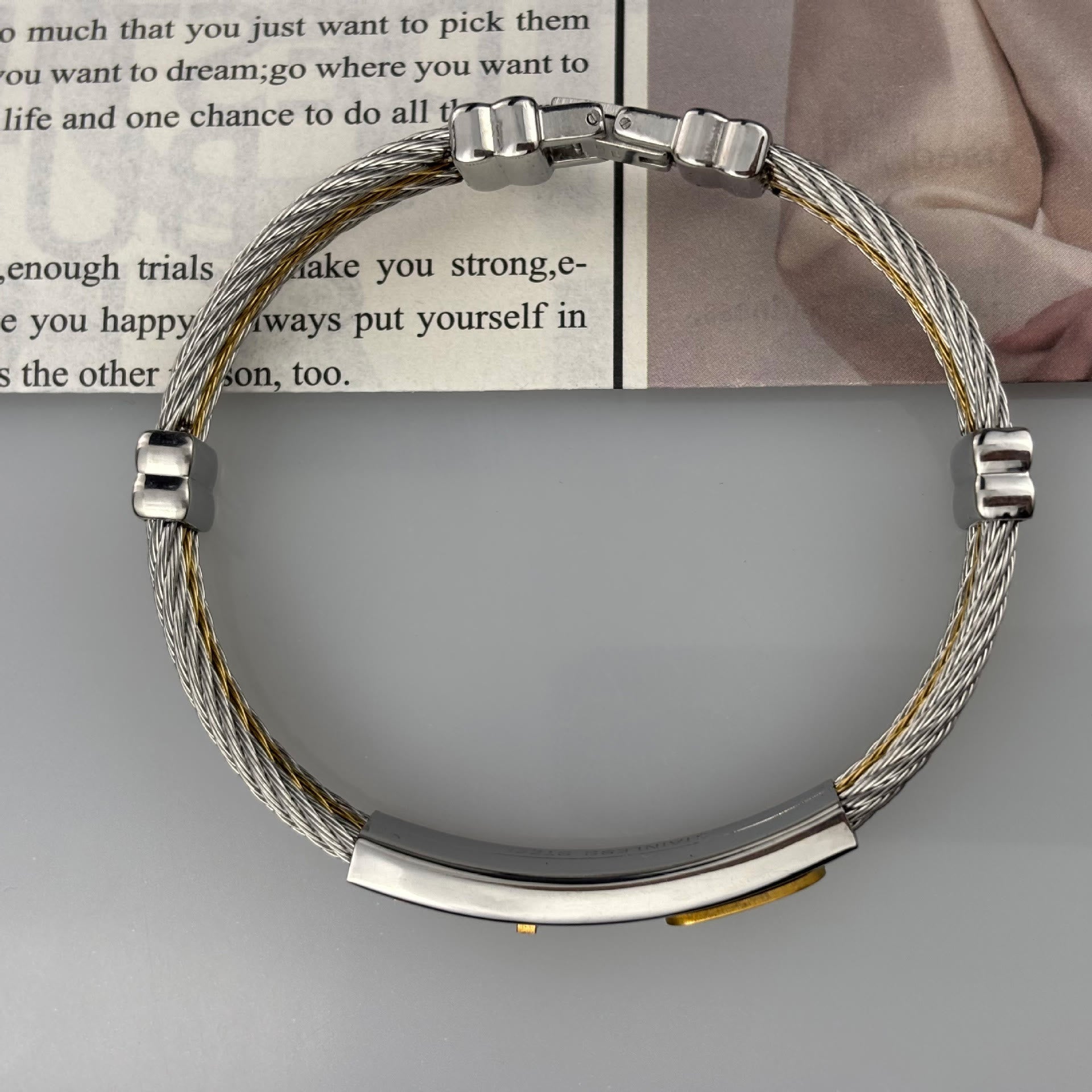 Pulsera de Cable Cruzado Multicolor: Estilo Impulsado por la Fe y Devoción Duradera
