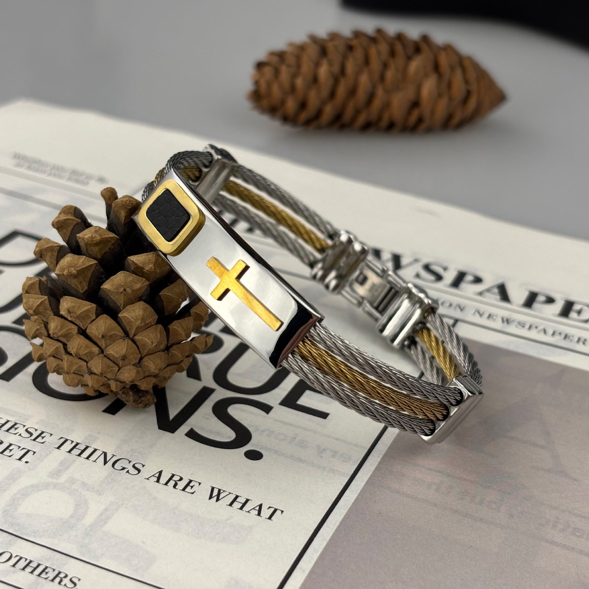 Pulsera de Cable Cruzado Multicolor: Estilo Impulsado por la Fe y Devoción Duradera