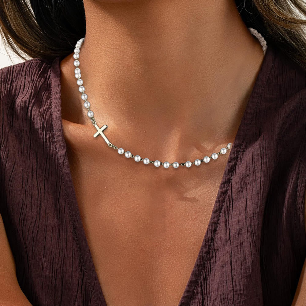 Collar de Perlas Blancas con Cruz: Devoción Elegante y Gracia Fiel