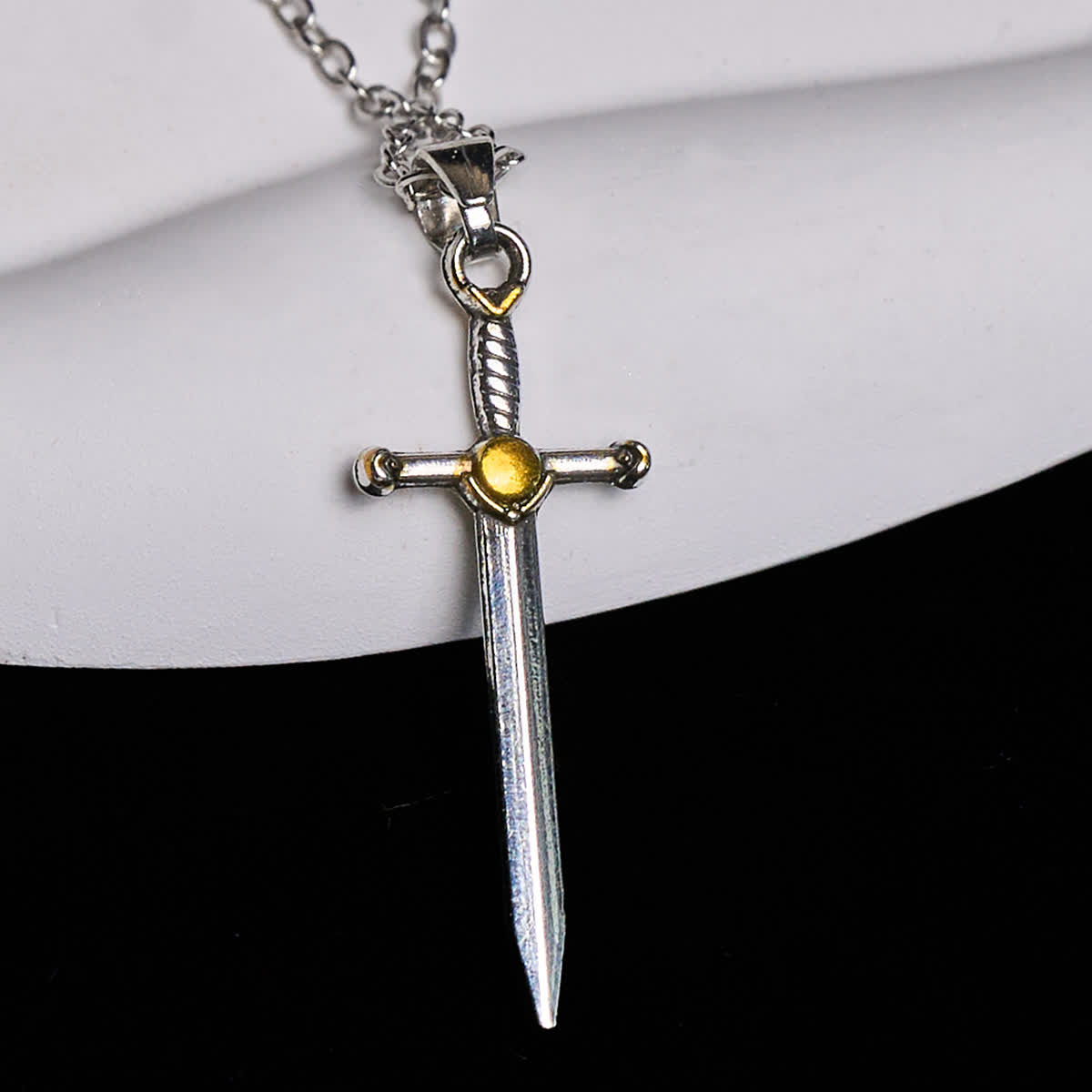 Collar con Colgante de Espada Bicolor y Escudo Ovalado de San Miguel