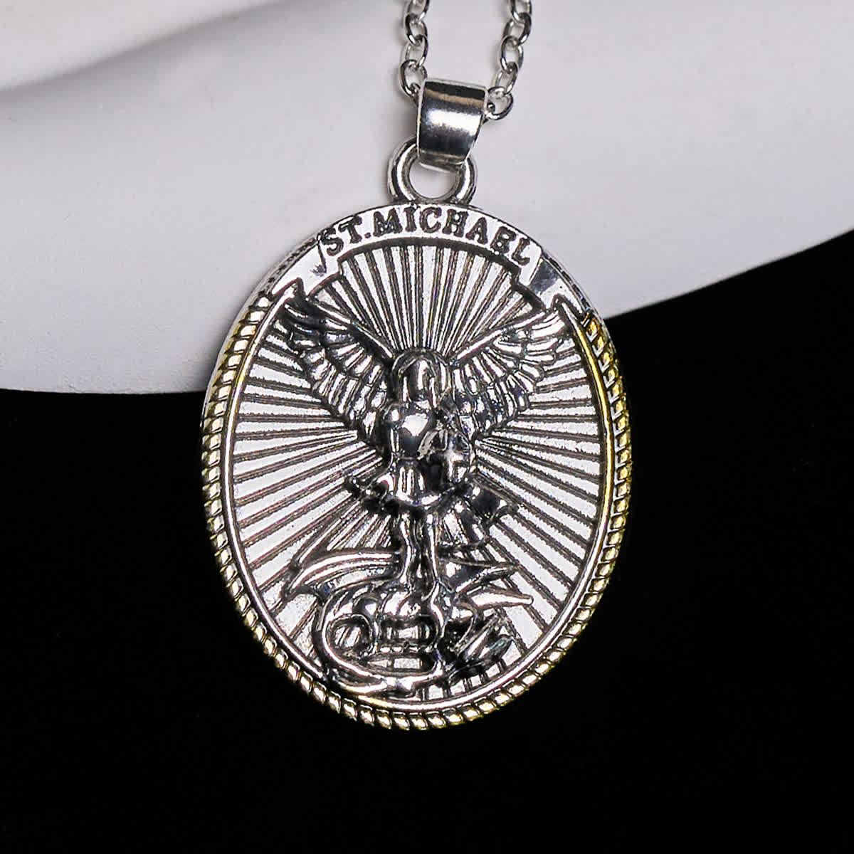 Colgante de Espada Bicolor y Escudo Ovalado de San Miguel