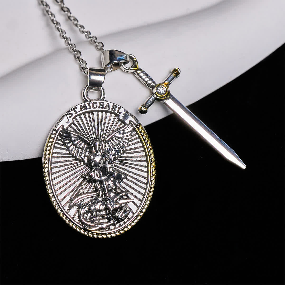 Colgante de Espada Bicolor y Escudo Ovalado de San Miguel