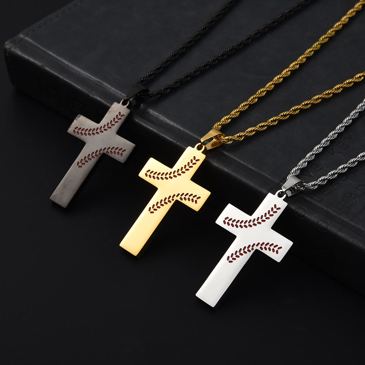 Collar Cruz con Costura de Béisbol: Devoción Atlética y Cita Inspiradora