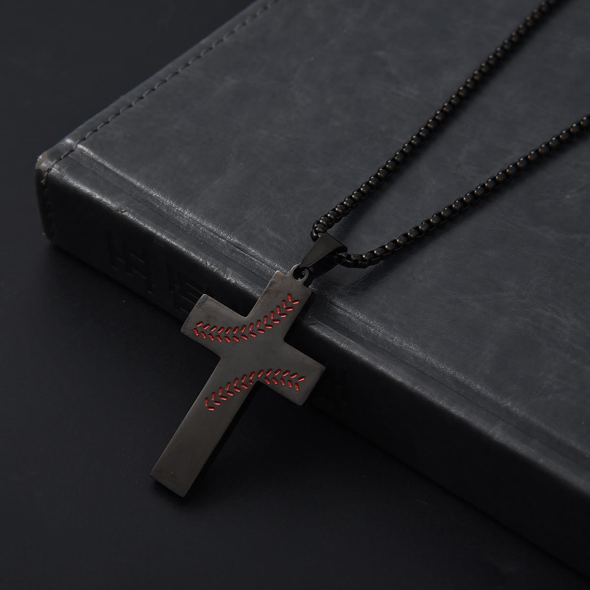 Collar Cruz con Costura de Béisbol: Devoción Atlética y Cita Inspiradora