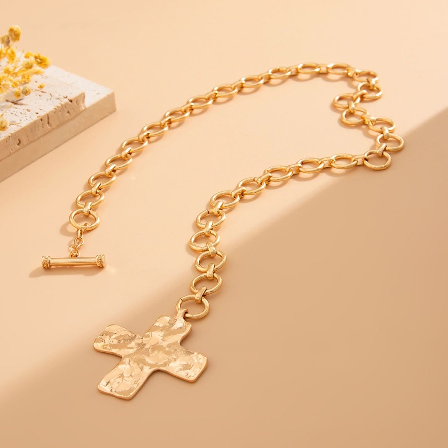 Collar de la Serie Cruz Martillada: Fe Contemporánea y Devoción Estilizada