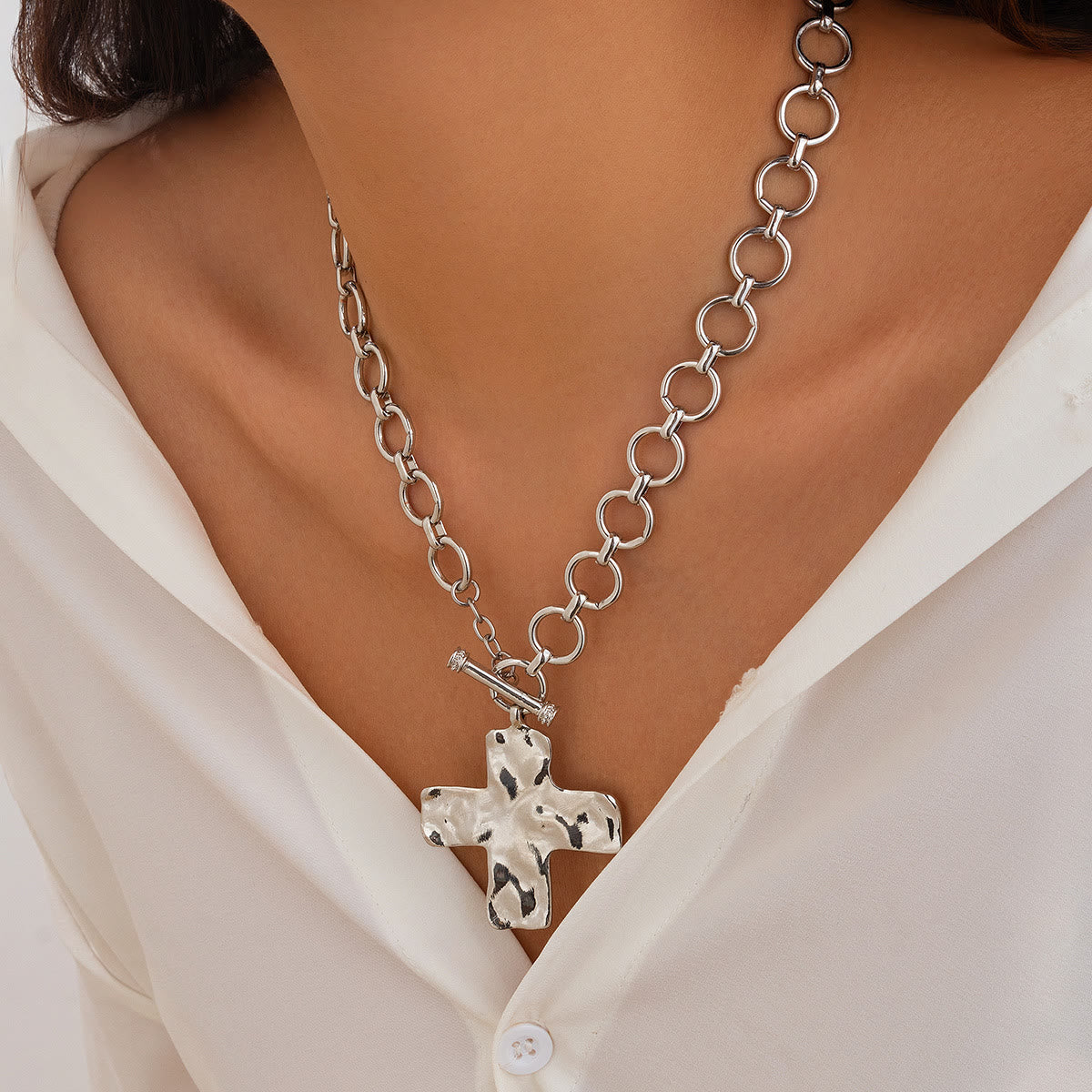 Collar de la Serie Cruz Martillada: Fe Contemporánea y Devoción Estilosa
