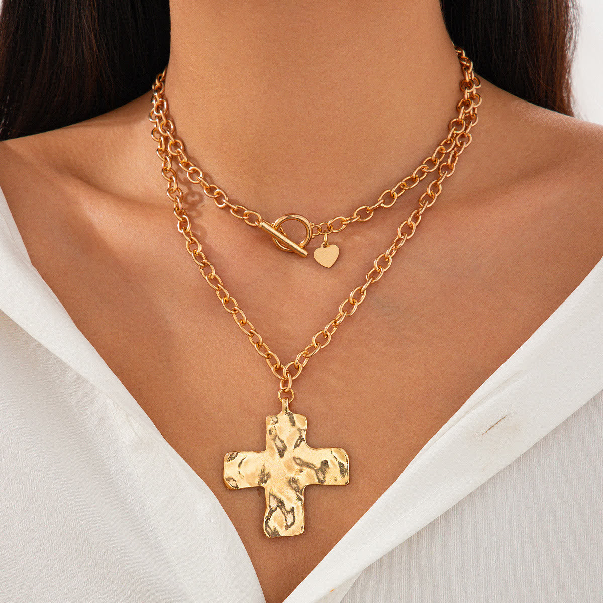 Collar de la Serie Cruz Martillada: Fe Contemporánea y Devoción Estilizada