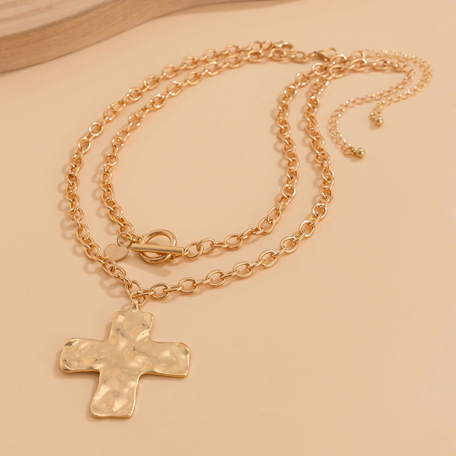 Collar de la Serie Cruz Martillada: Fe Contemporánea y Devoción Estilizada