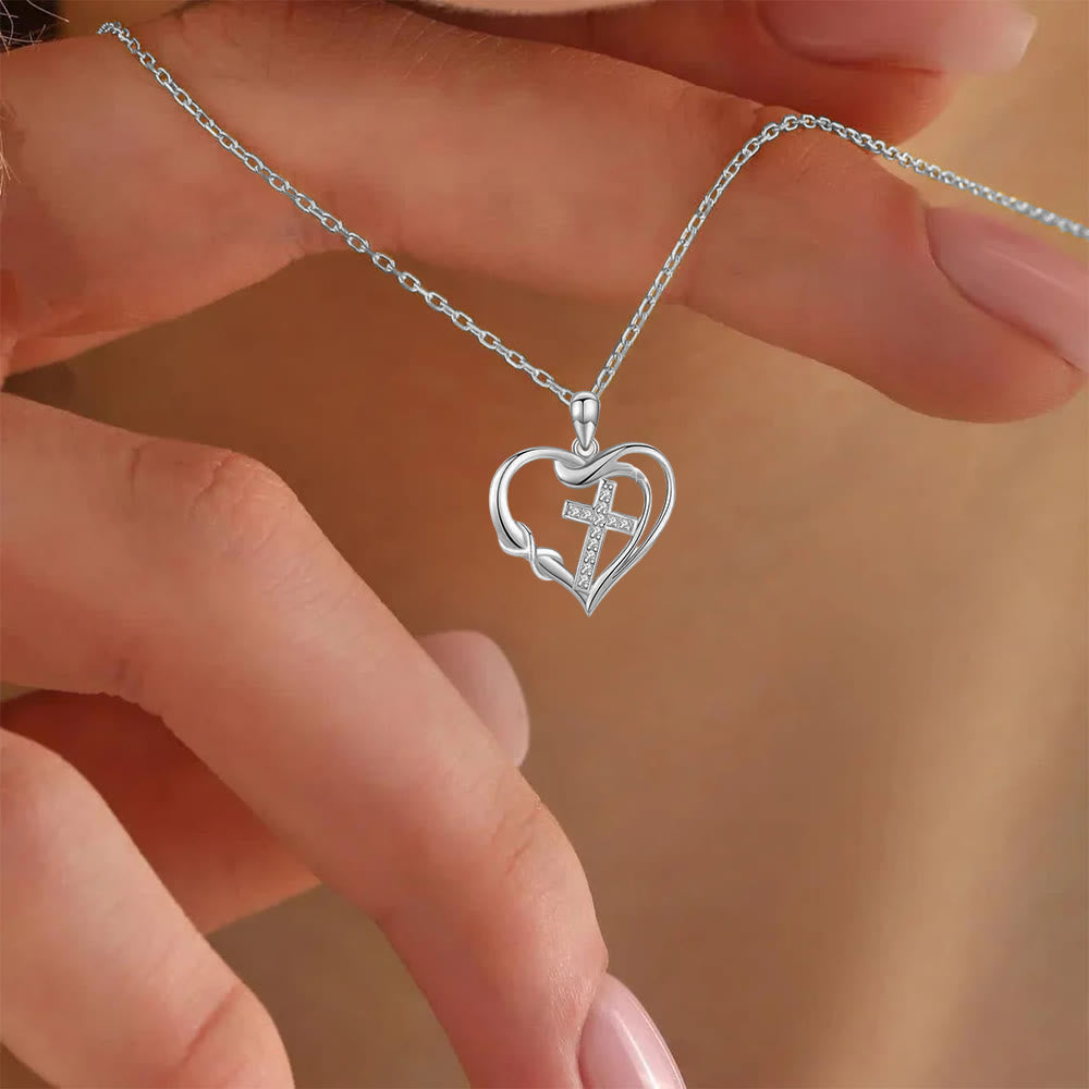 Collar Corazón y Cruz: Devoción y Elegancia Atemporal