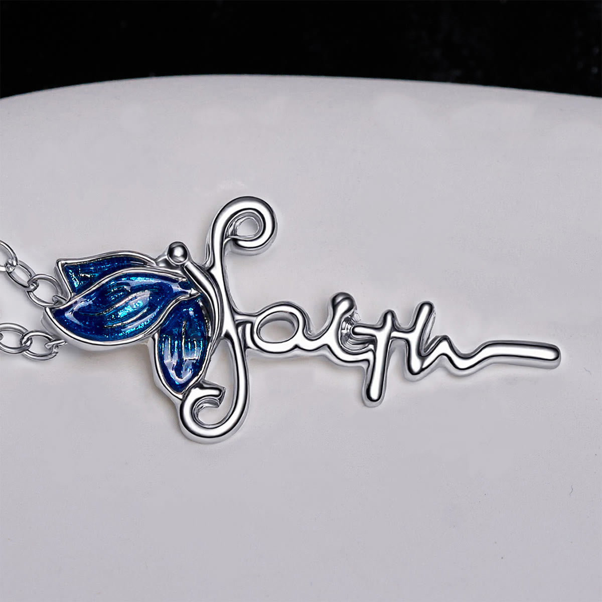 Conjunto de Joyería Cruz de Mariposa: Devoción y Simbolismo Artístico