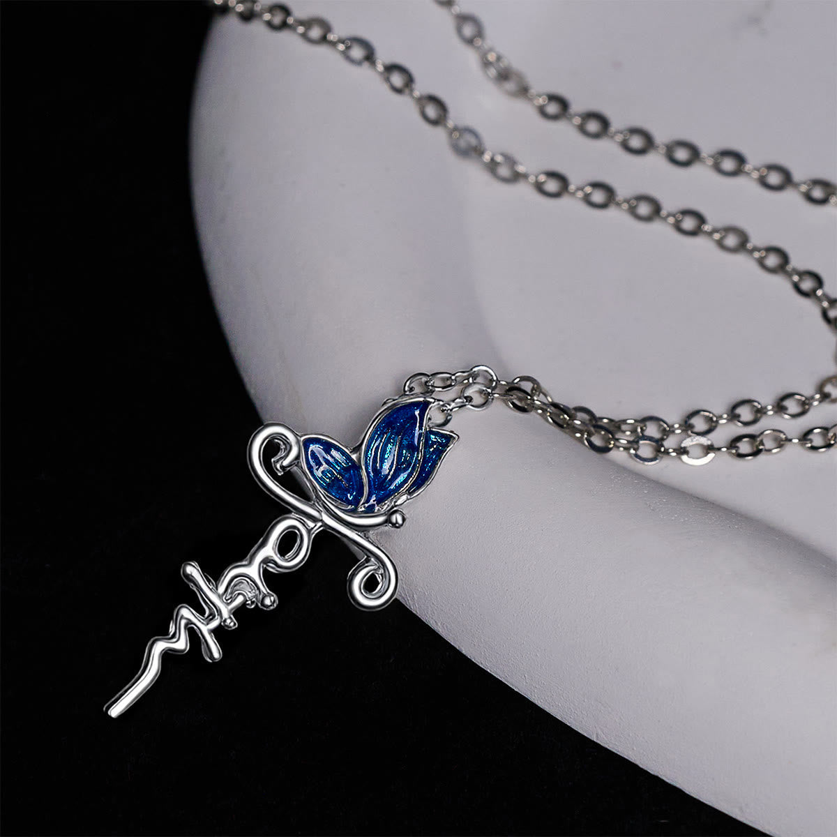 Conjunto de Joyería Cruz de Mariposa: Devoción y Simbolismo Artístico
