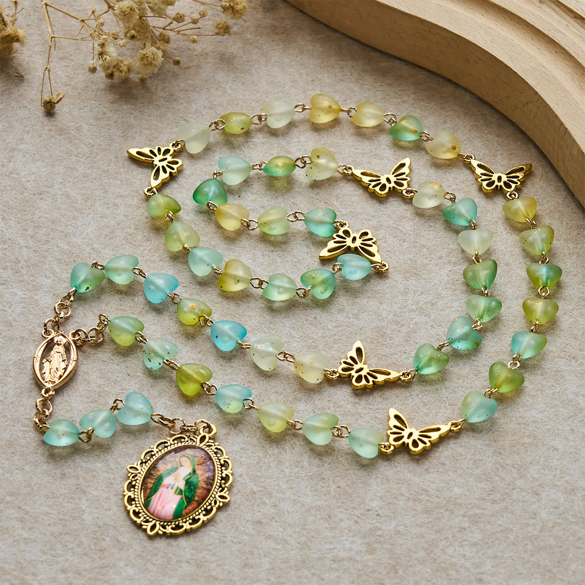 Rosario de Corazón Verde y Mariposa, Pulsera: Devoción y Espiritualidad Artística