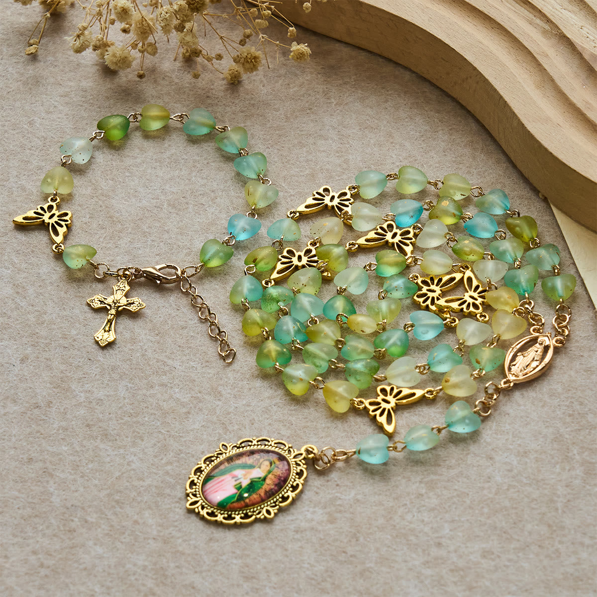 Rosario de Corazón Verde y Mariposa, Pulsera: Devoción y Espiritualidad Artística
