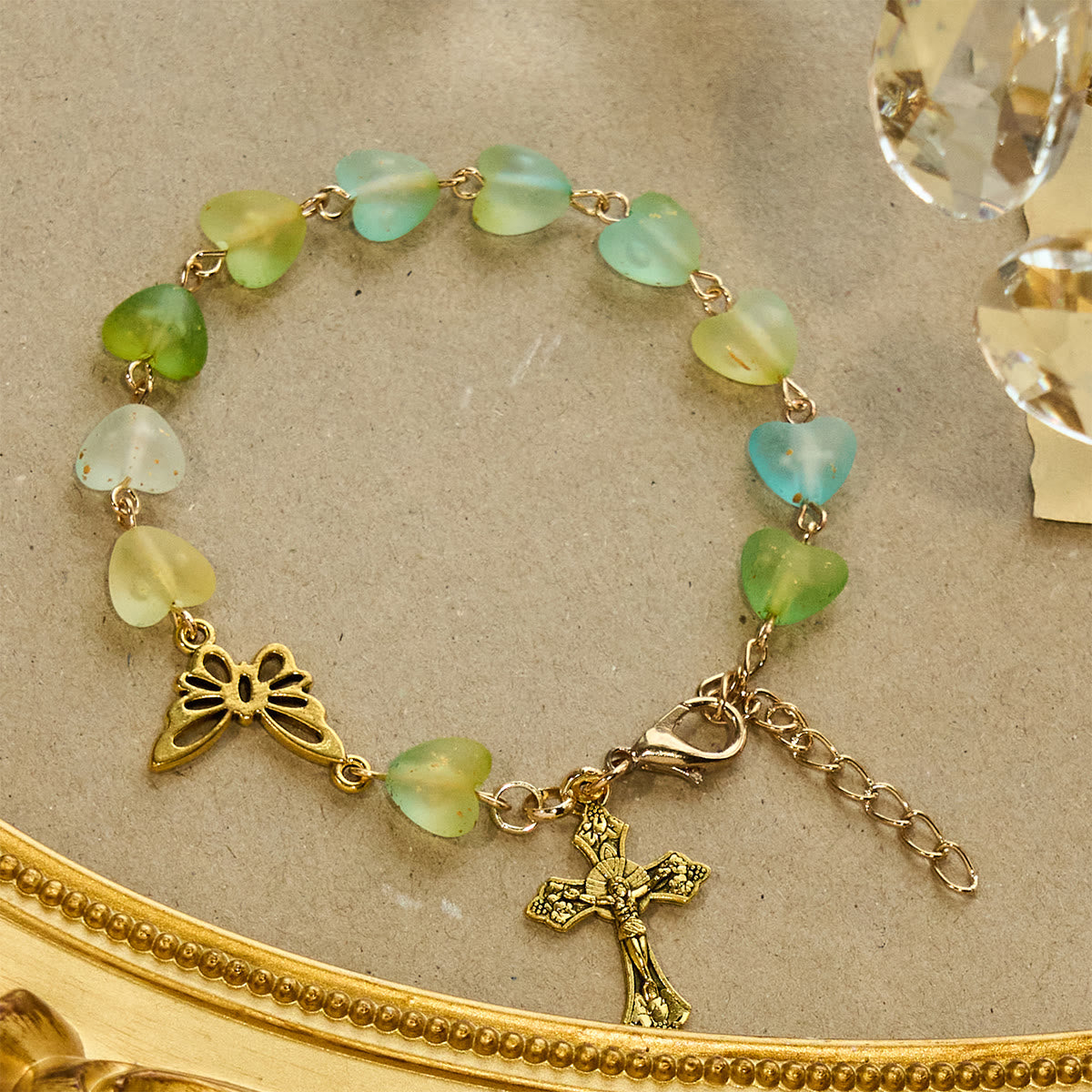 Rosario de Corazón Verde y Mariposa, Pulsera: Devoción y Espiritualidad Artística