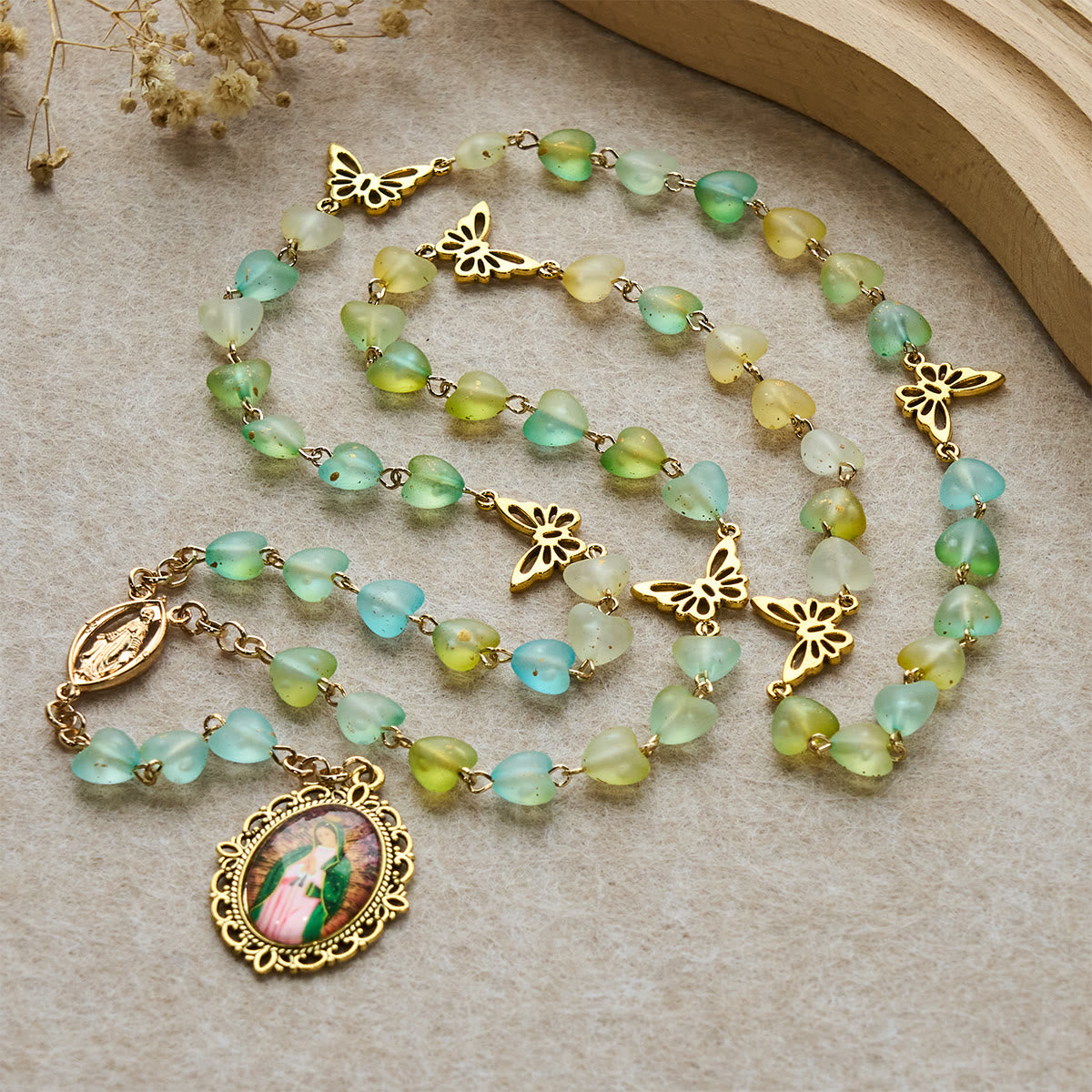 Rosario de Corazón Verde y Mariposa, Pulsera: Devoción y Espiritualidad Artística